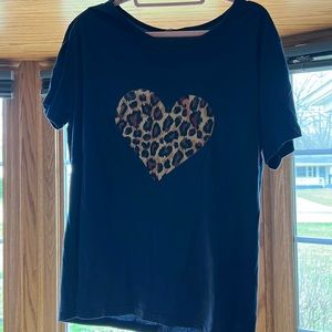 Cotton tee with tiger print heart